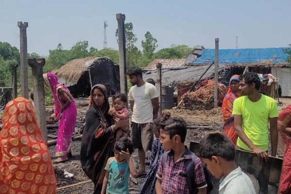 बिहपुर में कोसी कटाव विस्थापितों की झोपड़ियों में लगी आग, कई परिवार प्रभावित IMG 20250415 WA0017