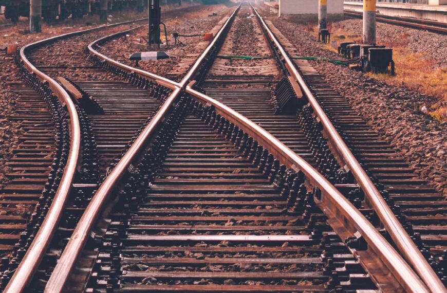 पटरी पार कर रहा युवक चपेट&hellip;