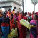 रंगरा प्रमुख की मां ने तीनतांगा दियारा के अग्निपीड़ितों के बीच अंग वस्त्र का किया वितरण।