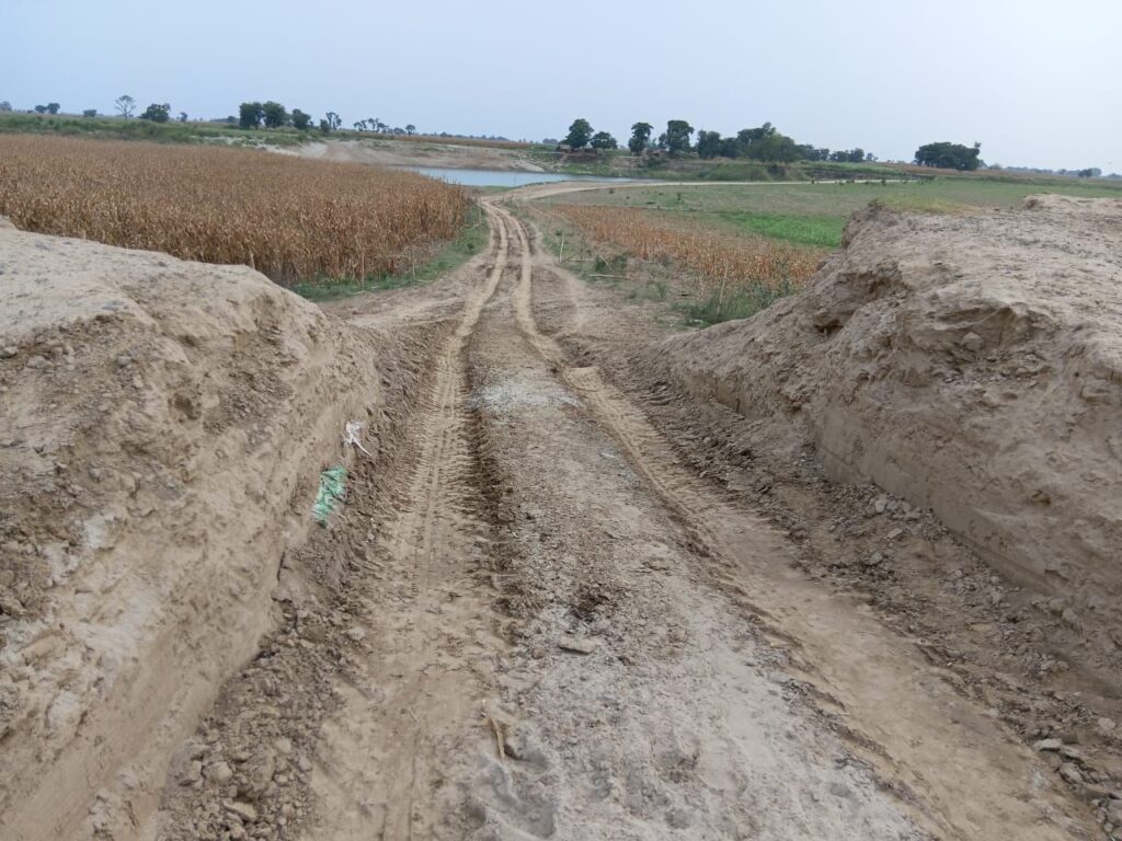 नरकटिया जमींदारी तटबंध पर मिट्टी माफियाओं का कहर, लतामबाड़ी के पास बांध काटे जाने से बाढ़ का खतरा मंडराया 2 img 20250525 wa00308392477430521395486