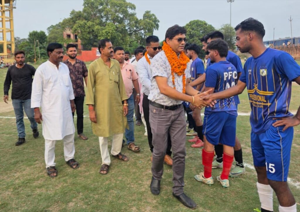 शहीद प्रभु नारायण धन्ना-माधव मेमोरियल ऑल इंडिया फुटबॉल टूर्नामेंट: पेनल्टी शूट में उत्तर प्रदेश ने शाहपुर पटोरी को दी मात 2 img 20250611 wa00256135854730216865531