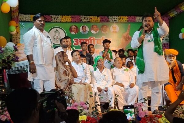 बिहपुर के तुलसीपुर में राजद का आशीर्वाद सह जनसंवाद कार्यक्रम, भारी जनसमूह उमड़ा IMG 20250713 WA0006