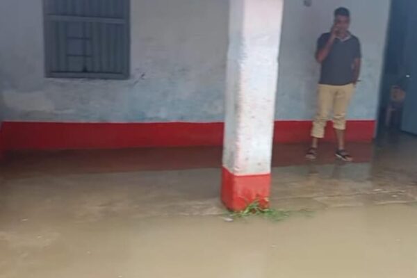 हल्की बारिश से विद्यालय में जल जमाव IMG 20250715 WA0026