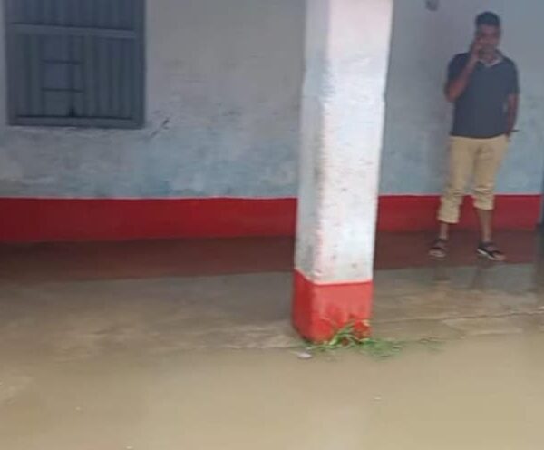 हल्की बारिश से विद्यालय में जल जमाव