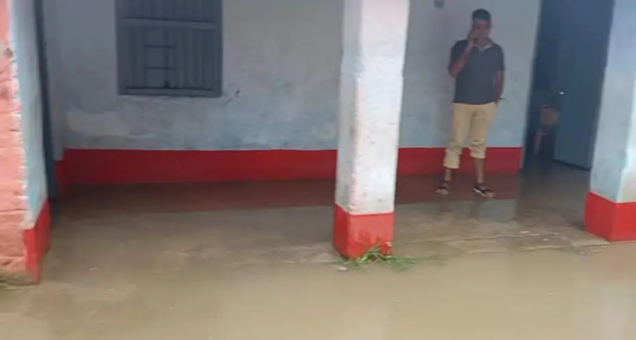 हल्की बारिश से विद्यालय में जल जमाव 1 IMG 20250715 WA0026