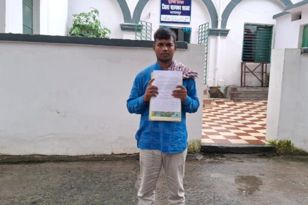 गंगा में डूबे दो मासूमों की मौत को लेकर अजय रविदास ने डीएम को सौंपा ज्ञापन, लापरवाह अधिकारियों पर कड़ी कार्रवाई की मांग IMG 20250716 WA0000
