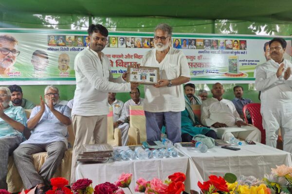 ‘बदलो बिहार – बनाओ नई सरकार’ अभियान के तहत बिहपुर पहुँचे तुषार गांधी, शहीद परिवारों को किया सम्मानित IMG 20250719 WA0004 1