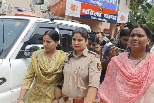 20 हजार रिश्वत लेते रंगे हाथ पकड़ी गई महिला थानाध्यक्ष, निगरानी टीम की बड़ी कार्रवाई IMG 20250719 WA0004