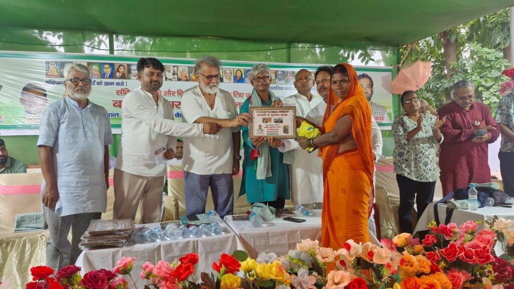 'बदलो बिहार - बनाओ नई सरकार' अभियान के तहत बिहपुर पहुँचे तुषार गांधी, शहीद परिवारों को किया सम्मानित 2 img 20250719 wa00034501061803840942363