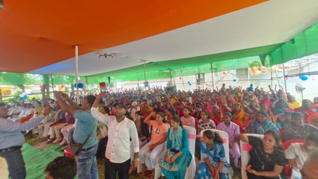 'बदलो बिहार - बनाओ नई सरकार' अभियान के तहत बिहपुर पहुँचे तुषार गांधी, शहीद परिवारों को किया सम्मानित 4 img 20250719 wa0005882482068165776418
