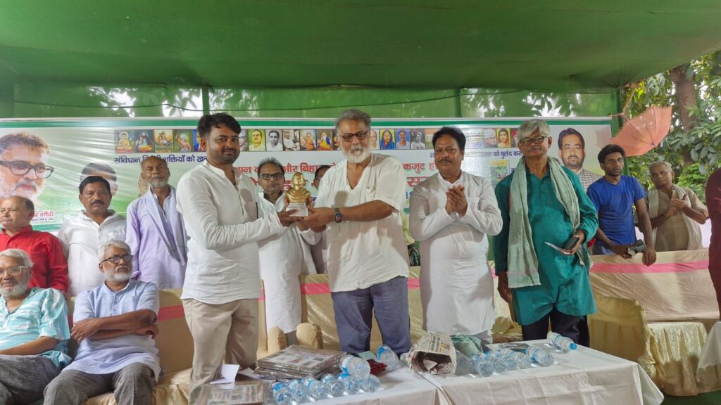 'बदलो बिहार - बनाओ नई सरकार' अभियान के तहत बिहपुर पहुँचे तुषार गांधी, शहीद परिवारों को किया सम्मानित 3 img 20250719 wa00065142481444434349239