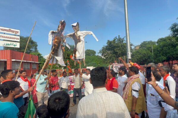 बिहपुर में भाजपा महिला मोर्चा ने राहुल-तेजस्वी का फूंका पुतला IMG 20250831 WA0010