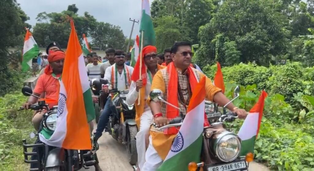 बिहपुर में गूंजा देशभक्ति का बिगुल, विशाल तिरंगा यात्रा से सड़कों पर उमड़ा जनसैलाब 3 img 20250814 wa00132392428695964290
