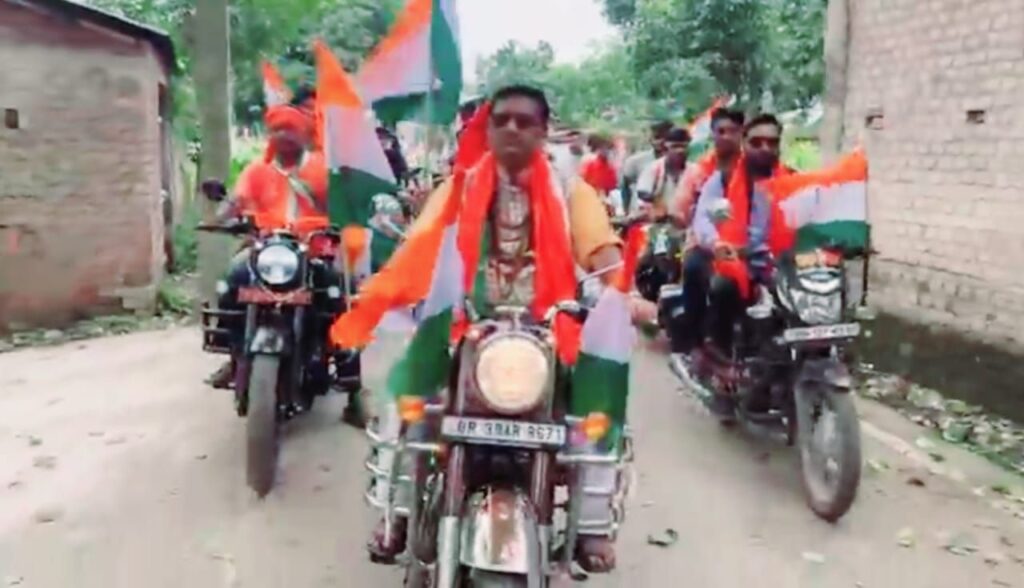 बिहपुर में गूंजा देशभक्ति का बिगुल, विशाल तिरंगा यात्रा से सड़कों पर उमड़ा जनसैलाब 2 img 20250814 wa00143653860675322579427