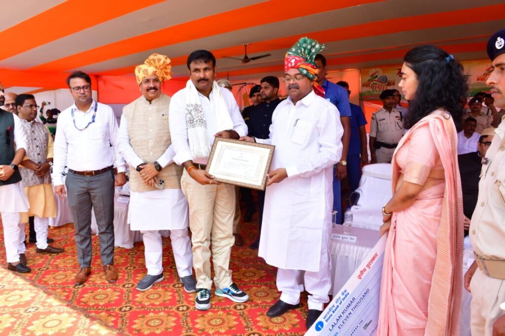 भागलपुर में प्रभारी मंत्री ने फहराया तिरंगा, विकास योजनाओं की झड़ी 2 img 20250815 wa00085313780697980071380
