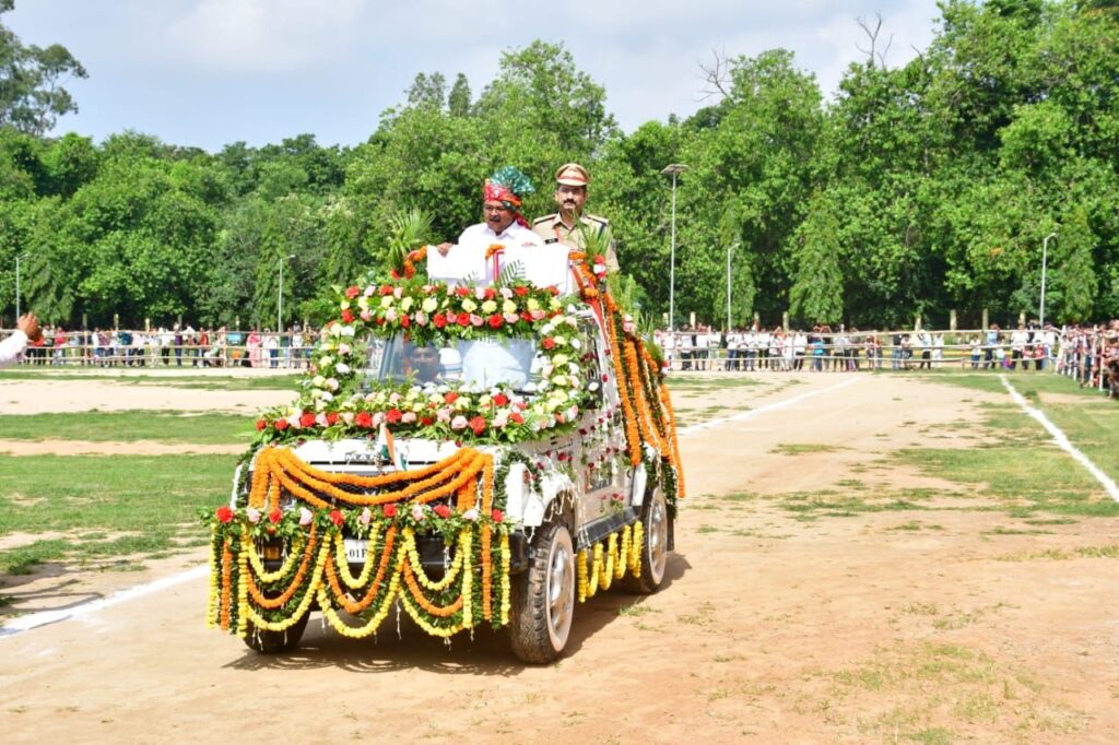 भागलपुर में प्रभारी मंत्री ने फहराया तिरंगा, विकास योजनाओं की झड़ी 3 img 20250815 wa00122658590565281732476