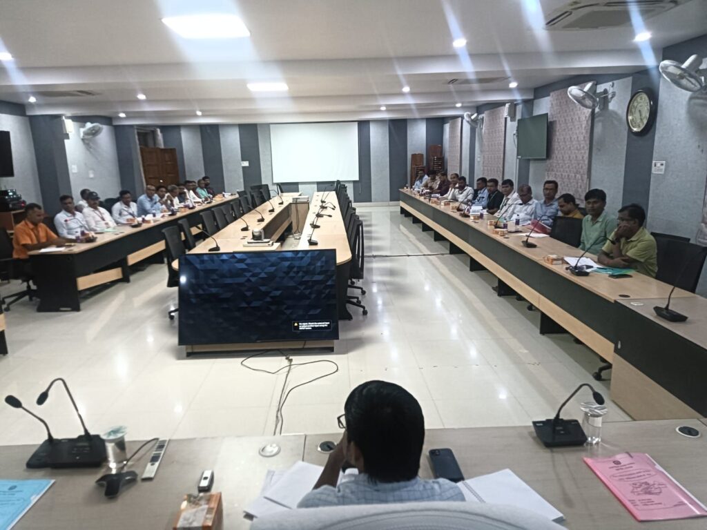 डीएलसीसी की बैठक - जिलाधिकारी ने बैंकों को फटकार, लक्ष्य हासिल करने का अल्टीमेटम 2 img 20250827 wa00077115571403080405380