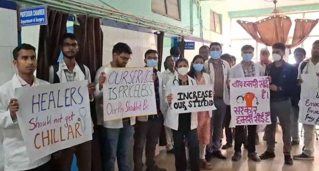 जूनियर डॉक्टरों का ब्लैक रिबन डे प्रदर्शन, स्टाइपेंड बढ़ाने की मांग तेज 2 screenshot 20250821 143641 whatsapp6882228390904711786