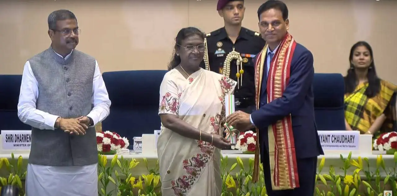 खगड़िया के भरतखण्ड गांव के लाल अवधेश कुमार झा को राष्ट्रपति द्रौपदी मुर्मु ने किया सम्मानित 2 IMG 20250922 WA0020