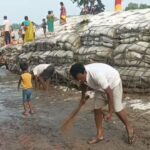 गायत्री परिवार ने चलाया गंगा सफाई अभियान, श्रद्धालुओं ने दी स्वच्छता का संदेश