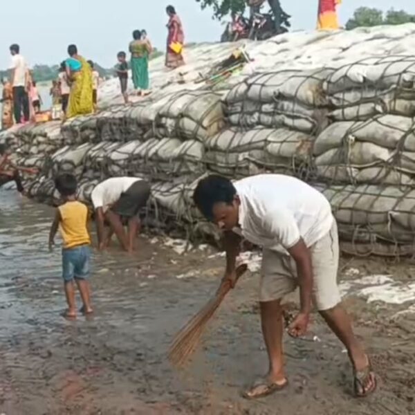 Inq Tmp 6 गायत्री परिवार ने चलाया गंगा सफाई अभियान, श्रद्धालुओं…