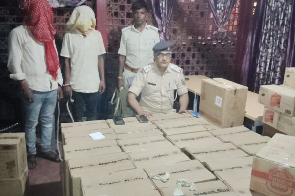 नवगछिया पुलिस की बड़ी कार्रवाई : 674.4 लीटर विदेशी शराब संग ट्रक जब्त, दो तस्कर गिरफ्तार IMG 20250927 WA0003