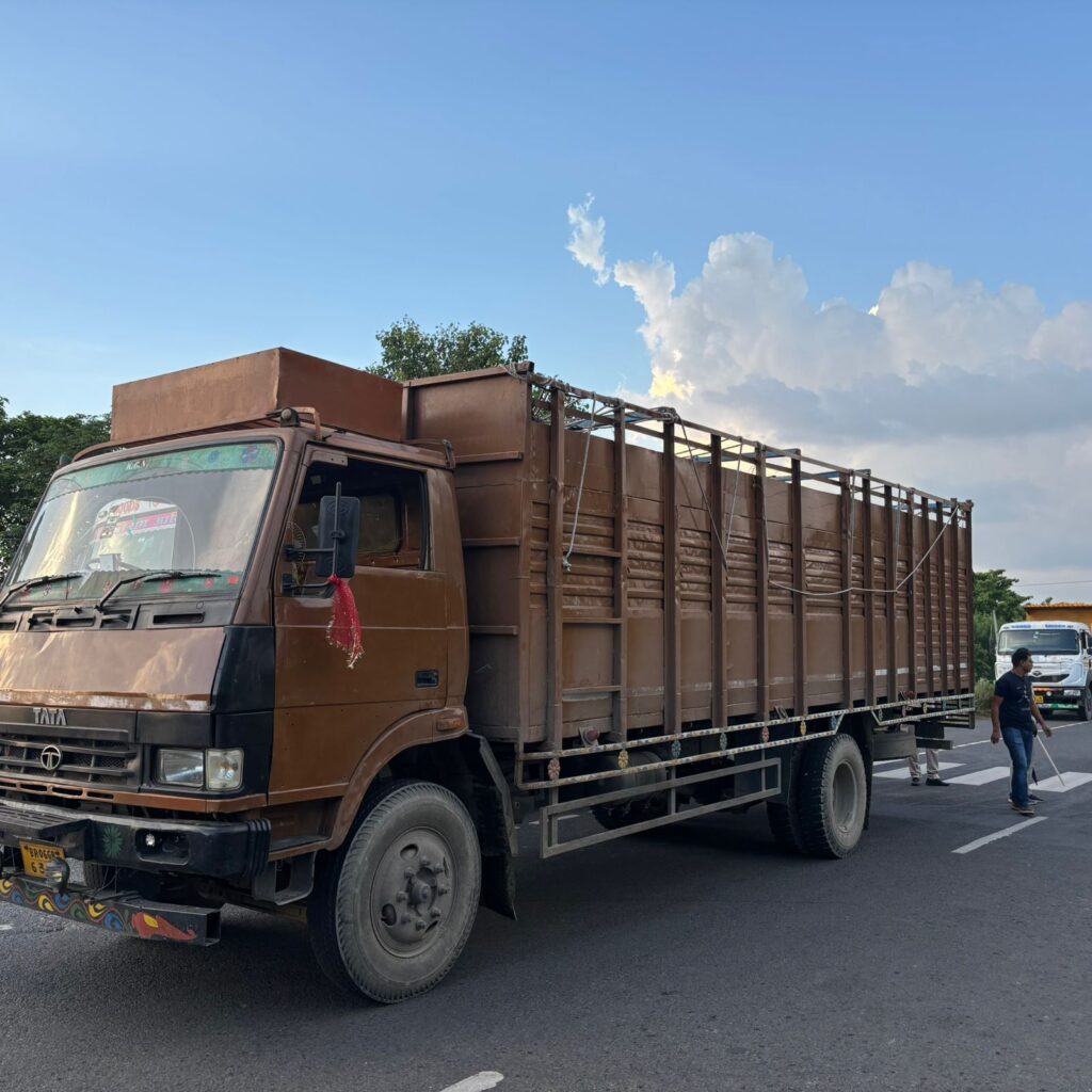 नवगछिया पुलिस की बड़ी कार्रवाई : 674.4 लीटर विदेशी शराब संग ट्रक जब्त, दो तस्कर गिरफ्तार 2 img 20250927 wa00043772156429812233639