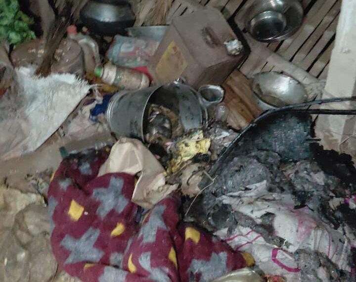 खाना बनाते समय भड़की आग, तीन&hellip;