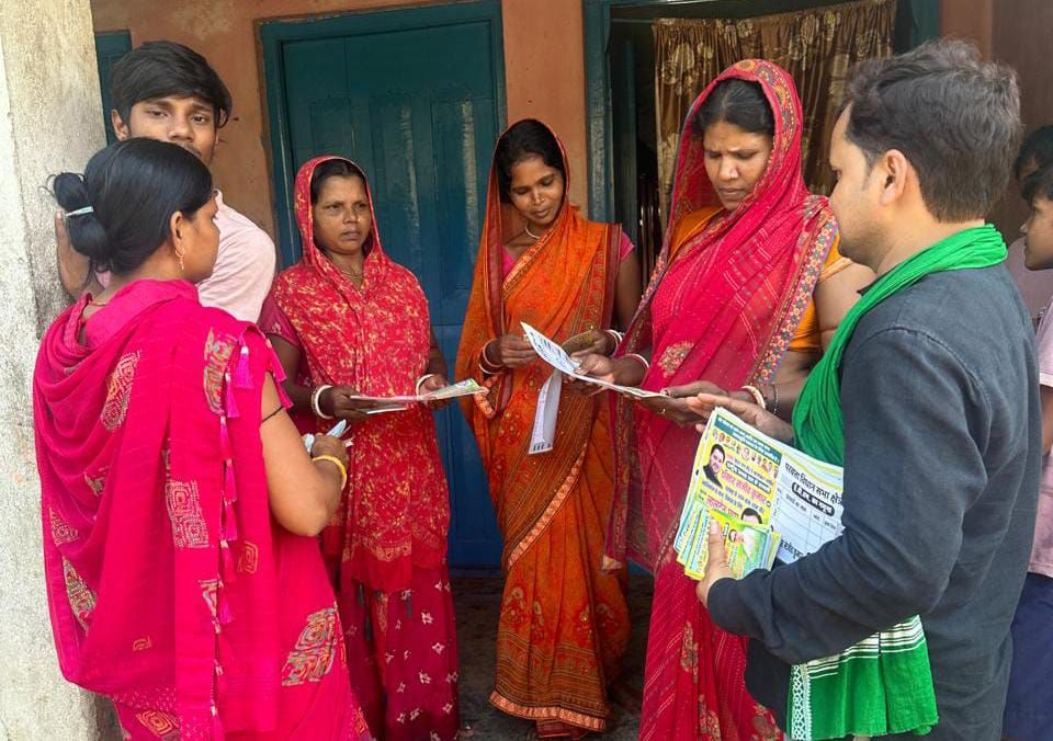 परबत्ता में लालटेन के लिए महिला शक्ति ने संभाली कमान — डॉ. संजीव के समर्थन में अनोखी पहल, विपक्ष पर पड़ सकता है भारी असर 2 img 20251102 wa00011964298195762941623