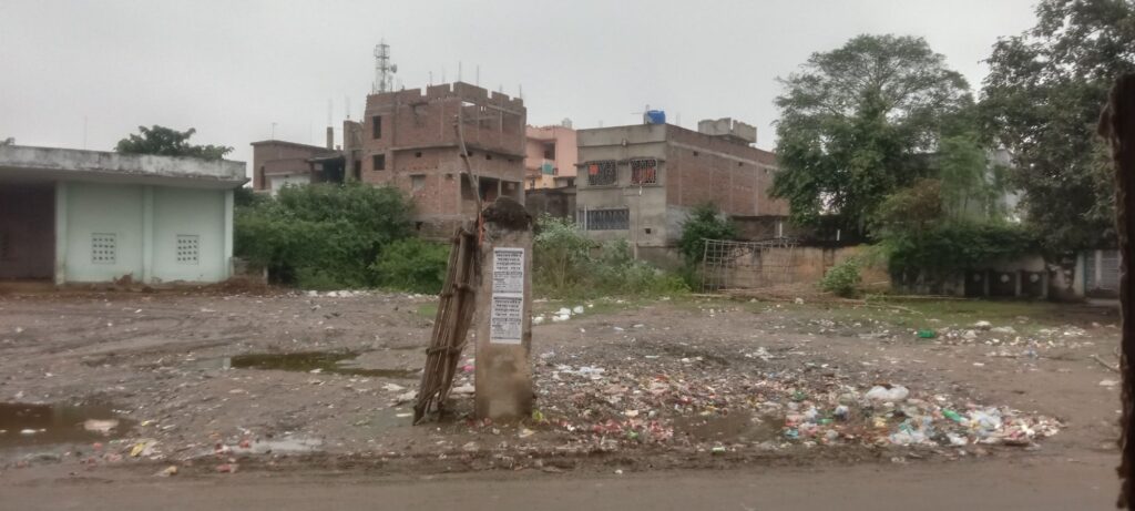 अगुवानी बस स्टैंड बना तालाब: जलजमाव, दलदल और अव्यवस्था से यात्रियों का बुरा हाल 2 img 20251102 wa0022403912529580754651