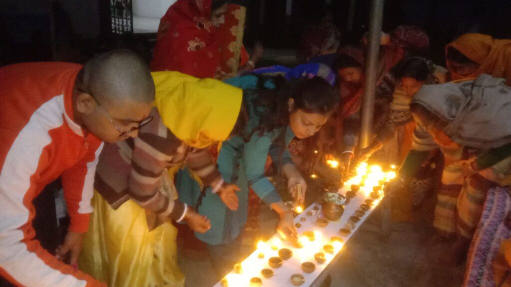 परबत्ता में अखंड ज्योति कलश रथयात्रा का दूसरा दिन सम्पन्न, प्रज्ञा पीठ में दीपयज्ञ बना आकर्षण का केंद्र 2 img 20251123 wa00201079019472338621419