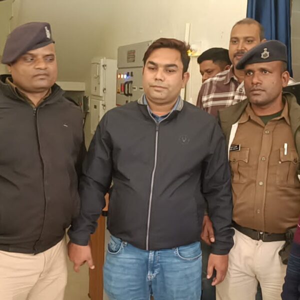 Inq Tmp 6 ढ़ाई लाख की घूस लेते राजस्व कर्मचारी रंगे…