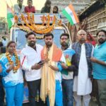 Inq Tmp 56 इंडोनेशिया से लौटे सूरज सहित बिहपुर के अंतरराष्ट्रीय बॉल बैडमिंटन खिलाड़ियों का भव्य स्वागत, निकला रोड शो