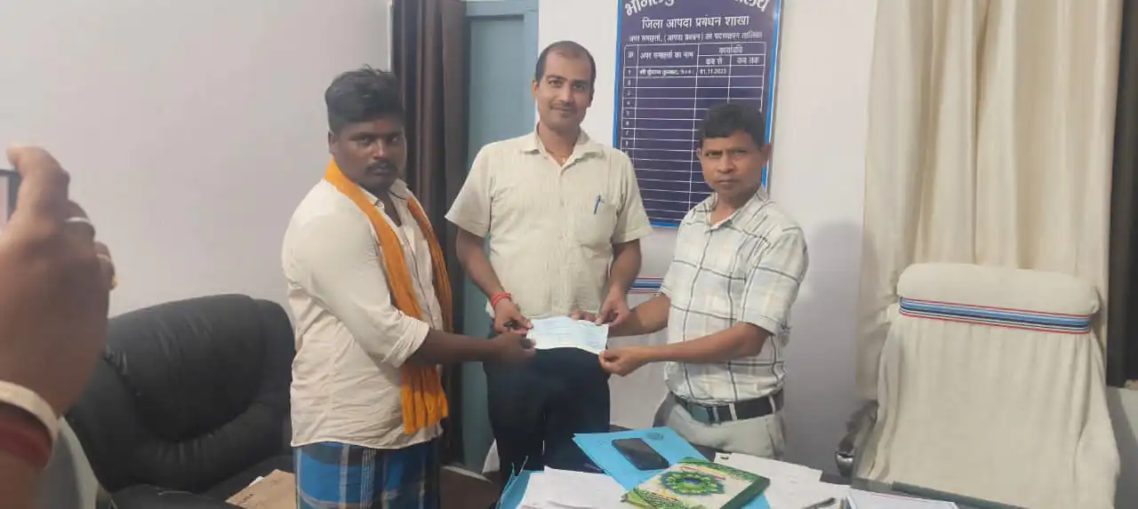 About 9 24 घंटे में मिला 8 लाख का मुआवजा, सड़क हादसे में जान गंवाने वाले दो मासूमों के परिजनों को प्रशासन ने दी सहायता