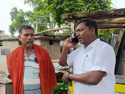 नवगछिया में बस स्टैंड के नाम पर अवैध वसूली का खुलासा, जिला परिषद अध्यक्ष ने कर्मी को पकड़ा; जांच की मांग 2 f8bc73b1 2476 4444 a379 47c76130d529 1784538018530 jpg 75