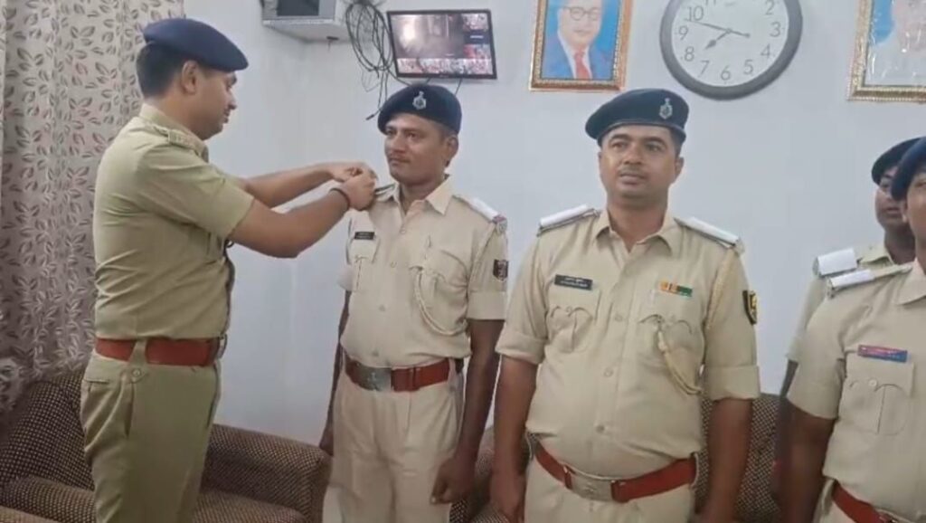 नवगछिया पुलिस केंद्र में 12 नव प्रोन्नत एएसआई के सम्मान में आयोजित हुई गरिमामयी पीपिंग सेरेमनी 2 img 20260708 wa00215315923048757443886