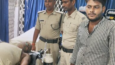 महादेवपुर घाट पर नदी में बहते मिले अधेड़ की बची जान, डायल-112 की तत्परता से समय पर अस्पताल पहुँचा 2 IMG 20260801 WA00002