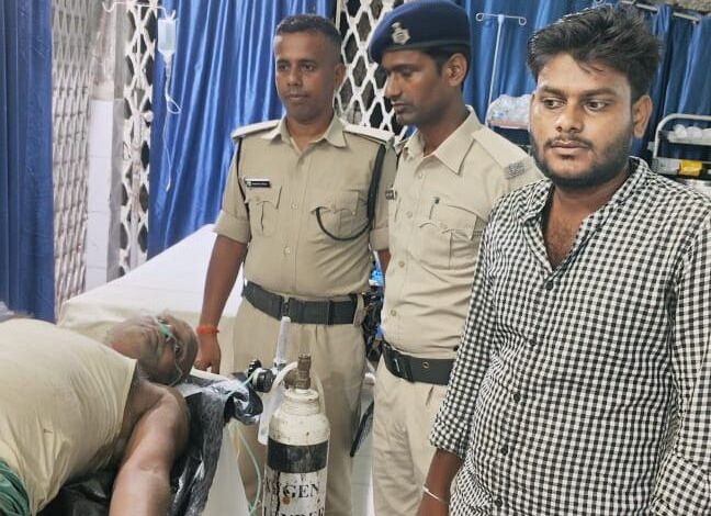 महादेवपुर घाट पर नदी में बहते मिले अधेड़ की बची जान, डायल-112 की तत्परता से समय पर अस्पताल पहुँचा 1 IMG 20260801 WA00002