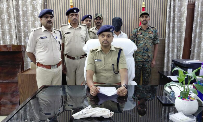 9 वर्षों से फरार 50 हजार का इनामी कुख्यात अपराधी रोशन कुमार गिरफ्तार, एक देशी कट्टा और दो जिंदा कारतूस बरामद 1 IMG 20260802 WA0038