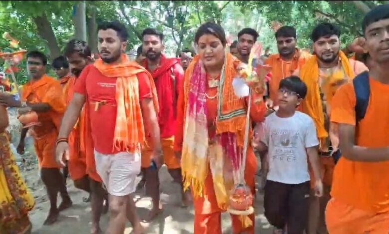 Nisha Upadhyay Kanwar Yatra: भोजपुरी गायिका निशा उपाध्याय ने उठाई कांवड़, पैदल देवघर रवाना 1 IMG 20260811 WA0014