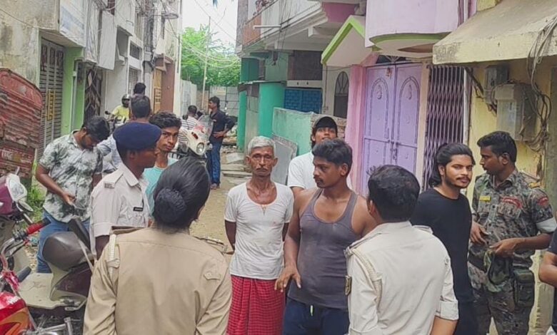 मुख्य आरोपी फरार, कमरा खाली कराने पहुंचा परिवार! इशाकचक पुलिस की गैरमौजूदगी पर उठे सवाल 1 IMG 20260811 WA0019