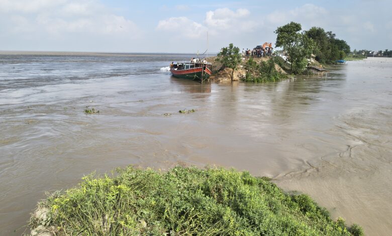 नवगछिया में ऊर्जा मंत्री के पैतृक गांव में टूटा तटबंध, 70-80 मीटर तक कटाव 1 IMG 20260824 WA0005