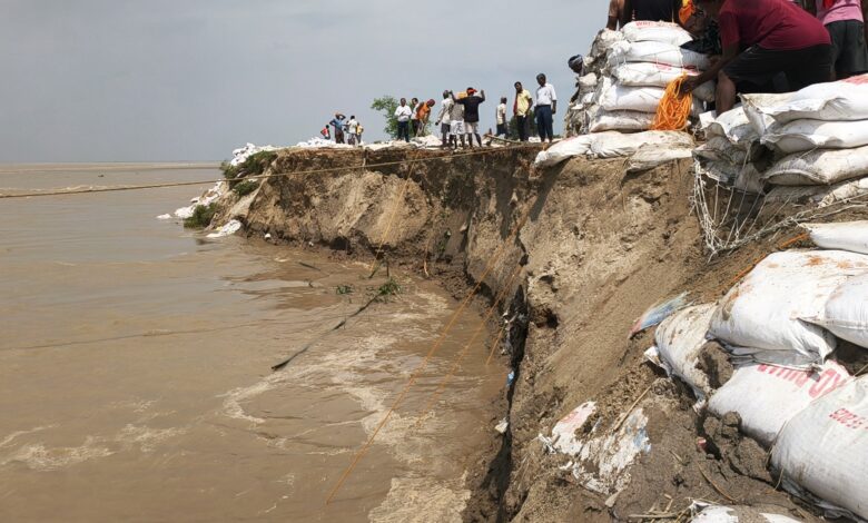 Raghopur Embankment News: नवगछिया में तटबंध पर मंडराया खतरा, कई जगह कटाव; 300 मजदूरों ने संभाला मोर्चा 1 IMG 20260825 WA0009