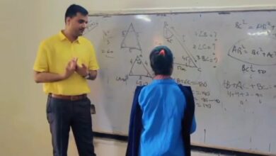 जब DM बन गए गुरुजी: मॉडल स्कूल में बच्चों को पढ़ाया गणित, बोले- सरकारी स्कूल भी बनें पहली पसंद 1 Screenshot 20260807 071033 Chrome