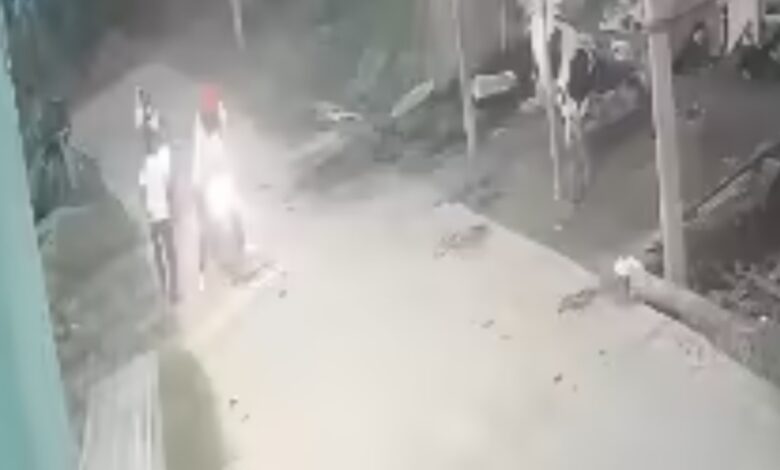 वैशाली में ठेकेदार की दिनदहाड़े हत्या, चार बदमाशों ने घेरकर बरसाईं गोलियां; CCTV में कैद हुई वारदात 1 Screenshot 20260813 182141 Chrome