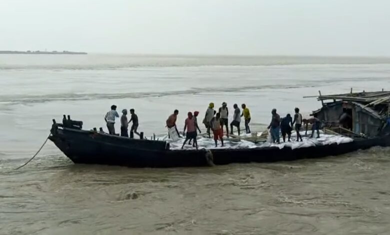 भागलपुर में राहत कार्य के दौरान WRD की नाव पलटी, 21 मजदूर गंगा की तेज धारा में बहे; SDRF ने 19 को बचाया, 2 लापता 1 Screenshot 20260826 155826 Facebook