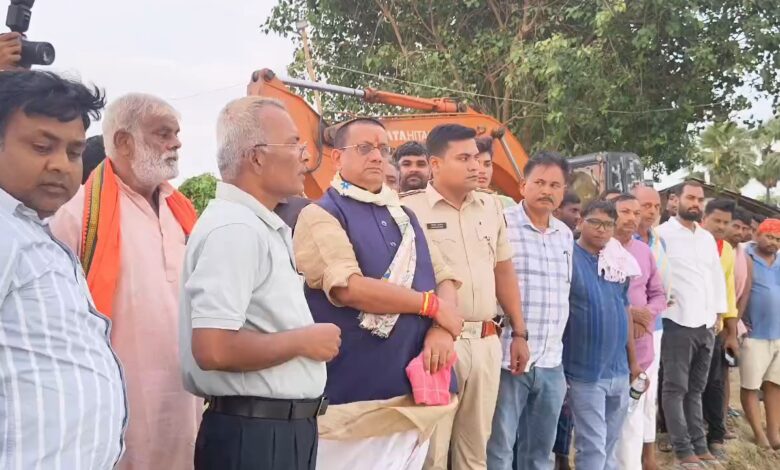 गंगा कटाव पर सरकार का सख्त संदेश! मंत्री ने मौके पर दिखाई सख्ती, अभियंता को दो टूक 2 दिन में दिखे रिजल्ट, नहीं तो होगी कार्रवाई 1 VID 20260731 WA0025 exported 0