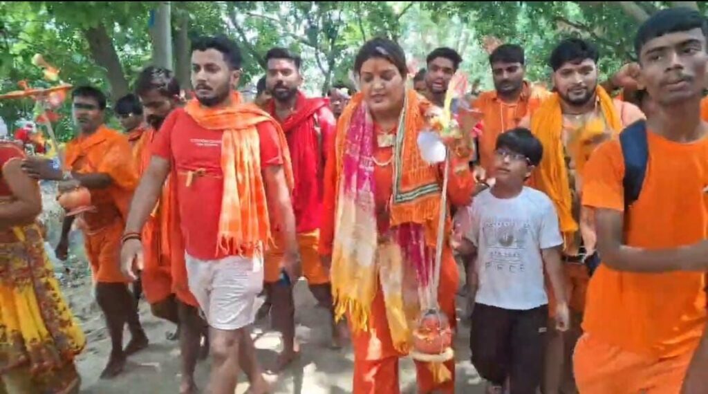 Nisha Upadhyay Kanwar Yatra: भोजपुरी गायिका निशा उपाध्याय ने उठाई कांवड़, पैदल देवघर रवाना 2 img 20260811 wa00148912135504879307670