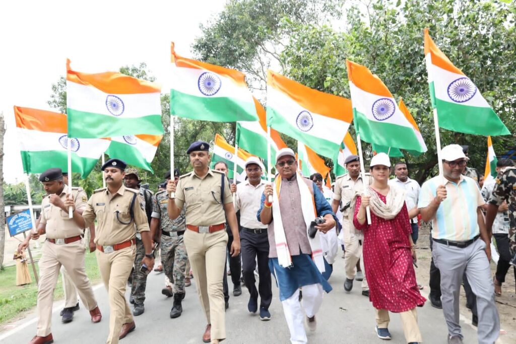 बिहपुर में गूंजा राष्ट्रप्रेम, हजारों लोगों ने निकाली भव्य तिरंगा यात्रा 3 img 20260814 wa00177677424942835757607