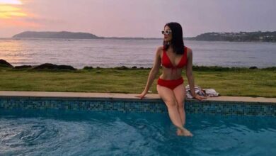 Radhika Madan - रेड बिकिनी में राधिका मदान का ग्लैमरस अंदाज वायरल, फैंस बोले- ‘क्वीन’ 1 Radhika Madan